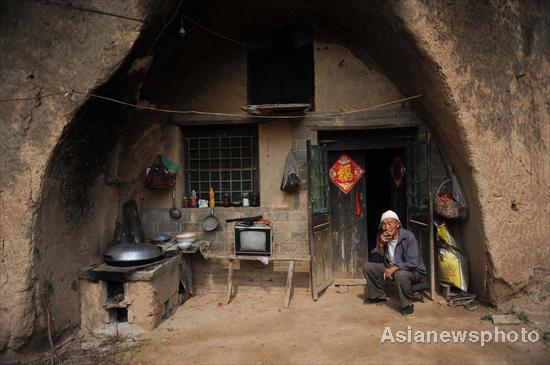 Elderly feel cozy in cave-style houses