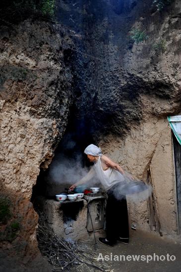 Elderly feel cozy in cave-style houses