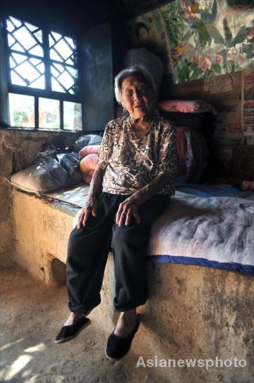 Elderly feel cozy in cave-style houses