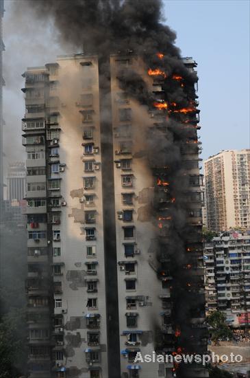 Fire engulfs residential building in Chongqing