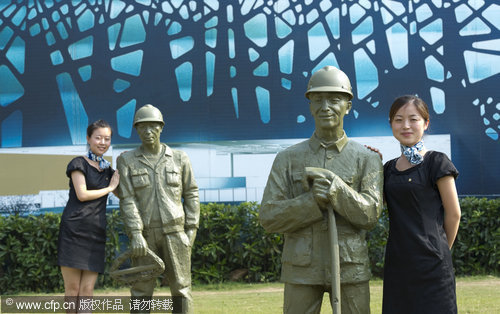 Statues in honor of migrant workers in E.China