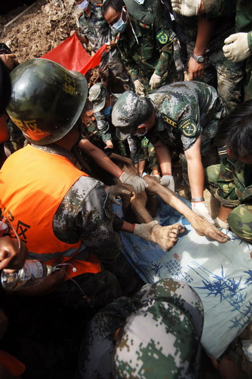 Man saved 60 hours after landslide in NW China