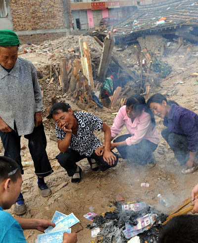 Residents mourn the deceased in mudslide-hit Zhouqu