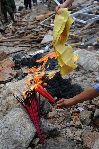 Residents mourn the deceased in mudslide-hit Zhouqu