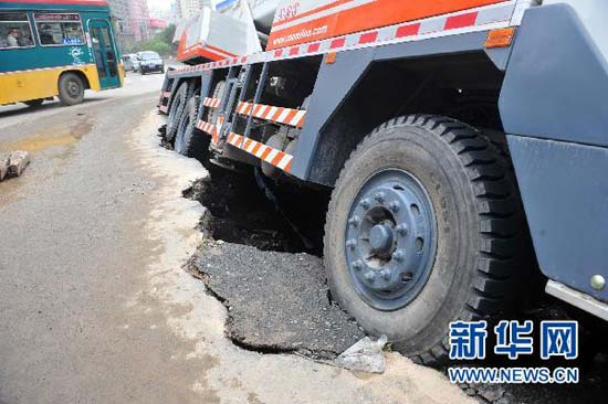 Heavy truck gets stuck on the road