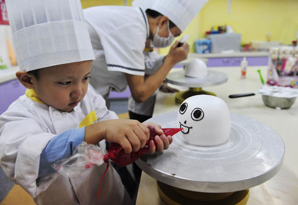 Children enjoy sweet holiday in NE China