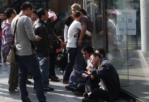 IPhone 4 sold out in Beijing? Scalpers blamed