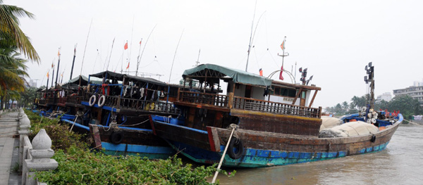 Boats take refuge in port from typhoon Megi