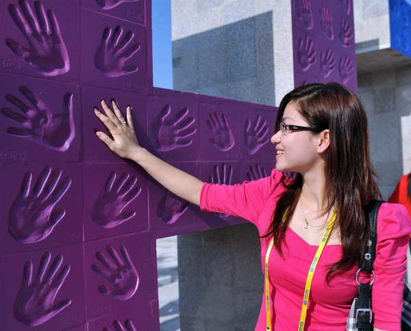 Handprints wall marks 60-year China-Vietnam ties