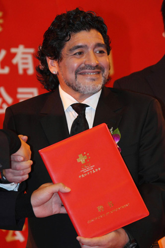 Maradona promotes charity on China tour