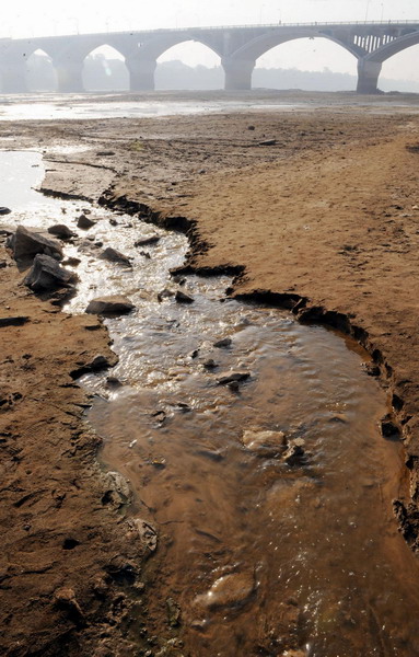 River runs dry as drought lingers in C China