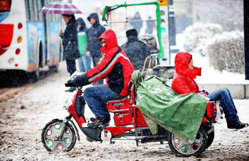 Heavy snow continues sweeping NE China city