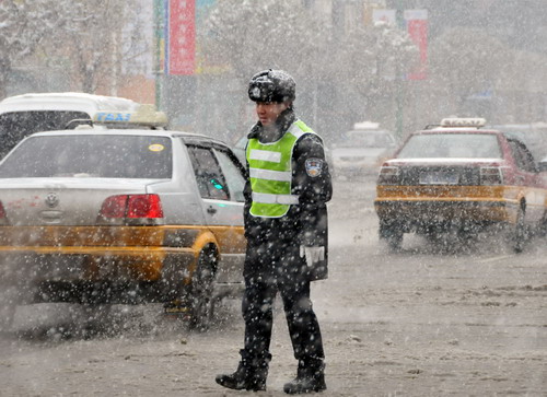 Heavy snow continues sweeping NE China city