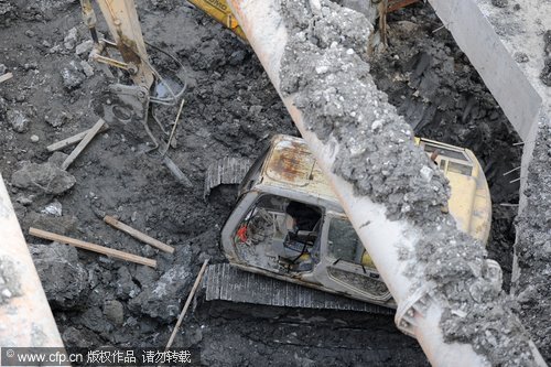 Subway pit collapse kills a worker in Hangzhou