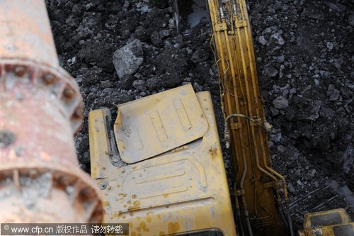 Subway pit collapse kills a worker in Hangzhou