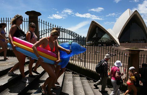 Swimwear parade in Sydney to challenge Guinness record