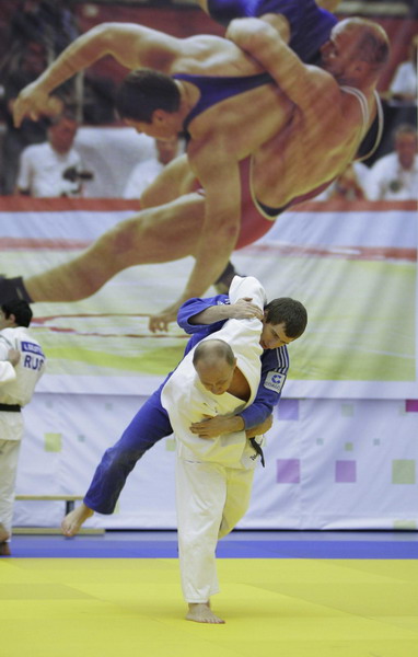 Macho Putin shows off judo combats