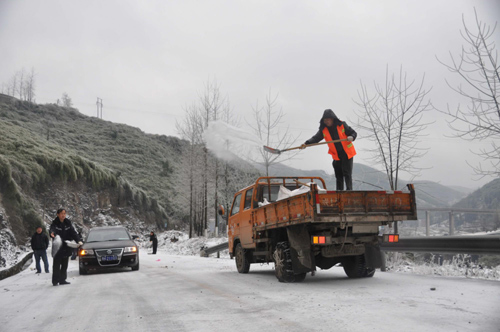 Blizzard closes highway, strands passengers