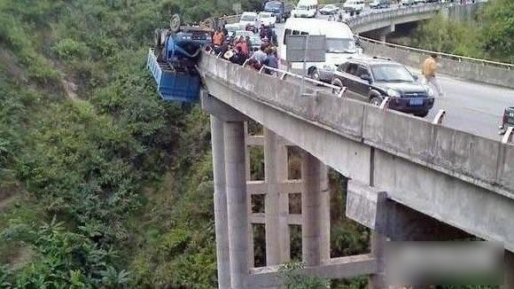 Chinese truck driver's dramatic escape