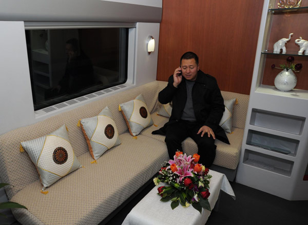 VIP train still empty as holiday crowds surge