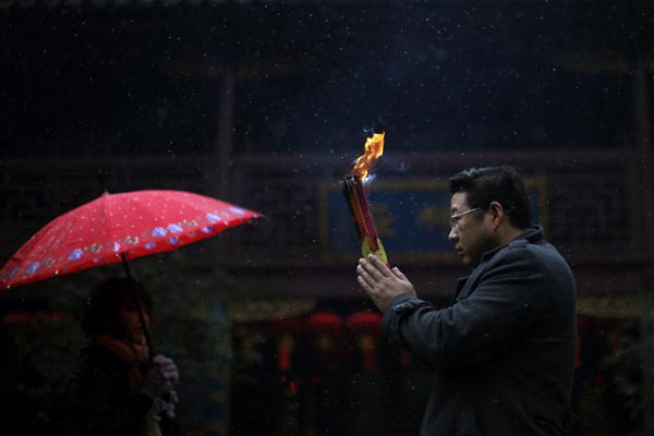 Prayers in Shanghai's temple