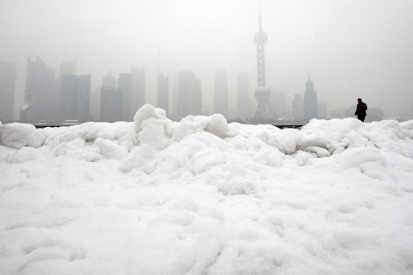 Snow disrupts transport across Shanghai