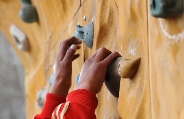 Young Tibetans trained to be mountaineering guide