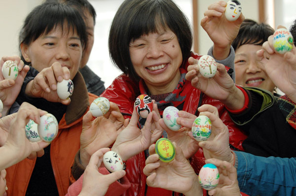 Painting on eggs for Qingming Festival