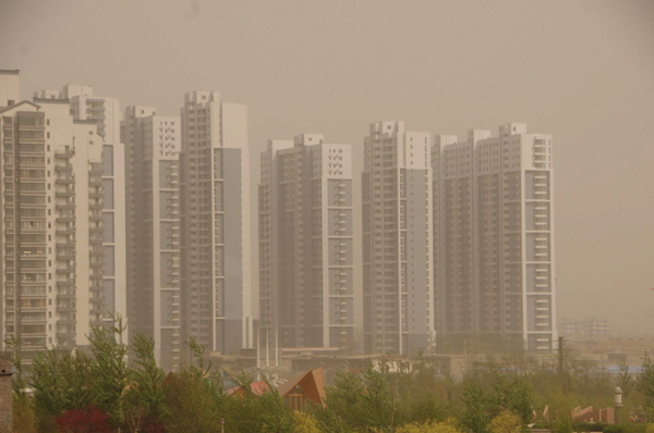 Sky clouded by sand in N China as cold front nears