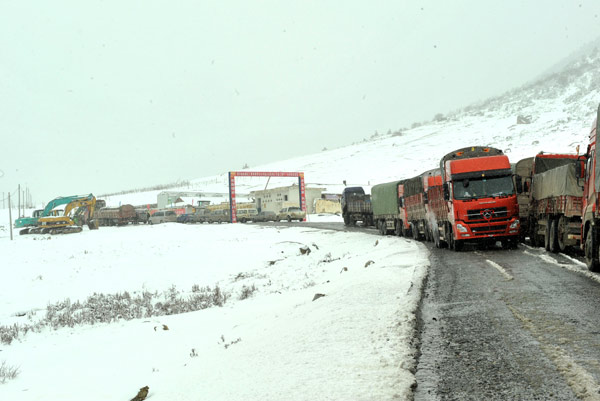 Heavy snow paralyzes road to Tibet