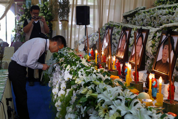 Relatives honor victims of Taiwan train accident