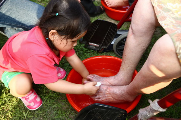 Washing mom's feet to celebrate Mother's Day