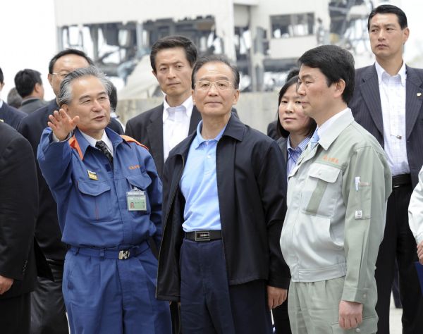 Premier Wen visits Japan's quake-hit area