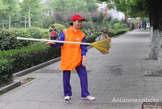 The flexible cleaner dubbed Auntie Broom