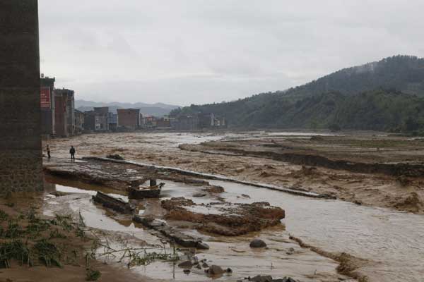 Downpours lead to floods in SW China