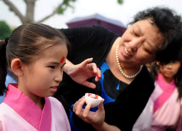 Chinese celebrate Dragon Boat Festival 