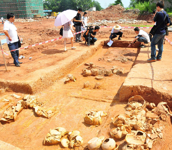 Ancient tomb found in S China