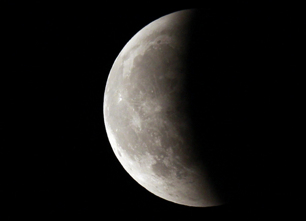 Total lunar eclipse turns the moon red