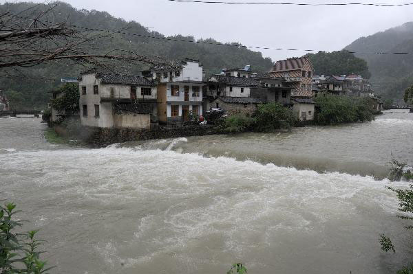 Mountain landslide kills 2 in E China