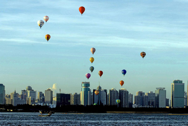 Hot air balloons adorn sky in Haikou