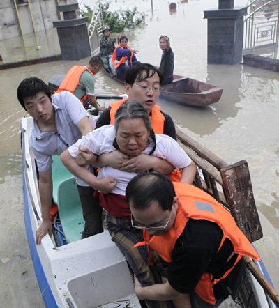 Dam bursts, people evacuated in E China province