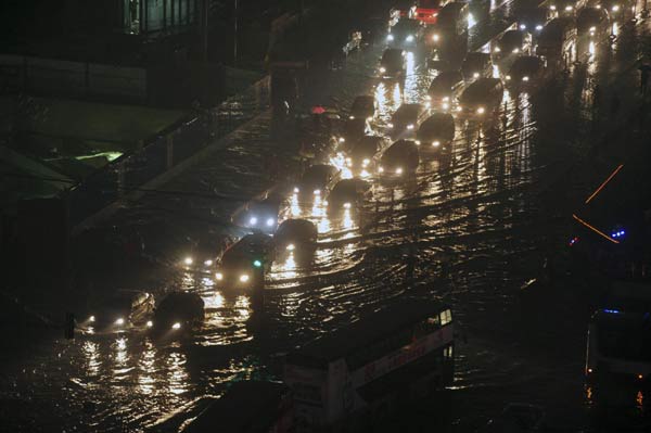 Heavy rain disrupts Beijing traffic