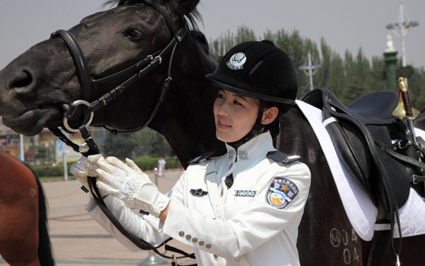 New police squad starts patrol on horseback