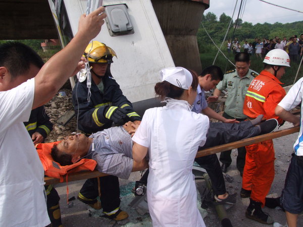 Bridge collapse kills 1, injures 22