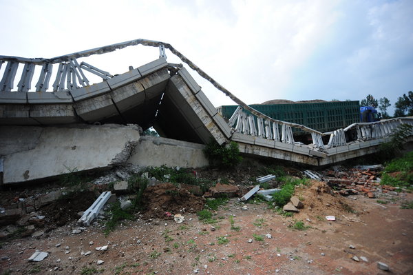 Overloaded truck crushes bridge in Beijing