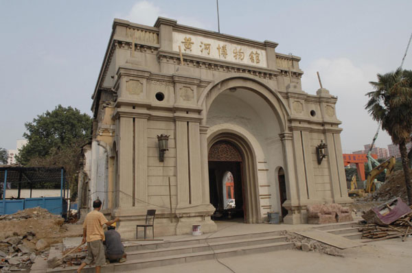 Old museum moved for subway construction