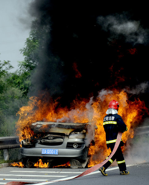 Car burns spontaneously in NE China