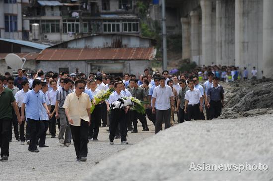 Premier Wen mourns victims of train crash