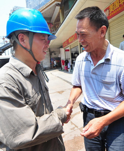 Cable worker gets dirty, becomes Internet star