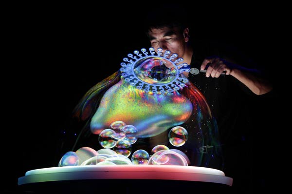 Gazillion Bubble Show amazes audience